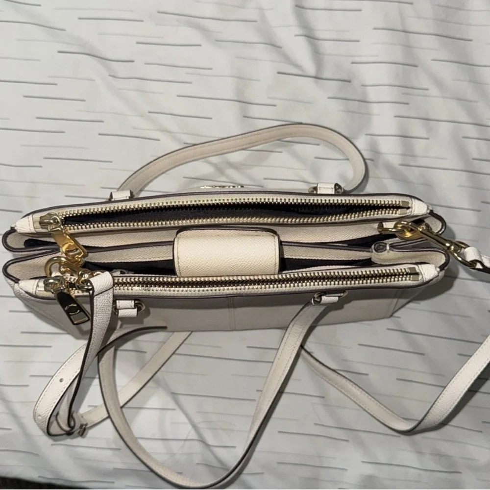 COACH PURSE IN BONE COLOR WITH GOLD - Picture 4 of 13
